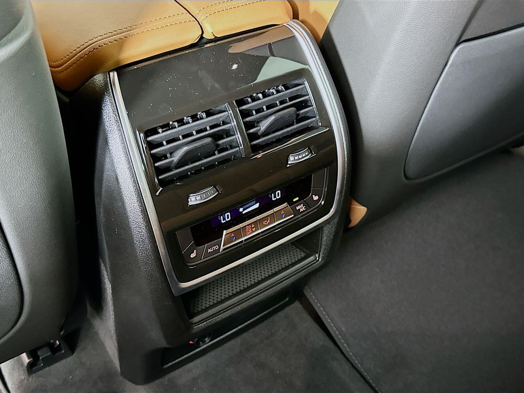 Thumbnail: 2026 BMW X7 - 18