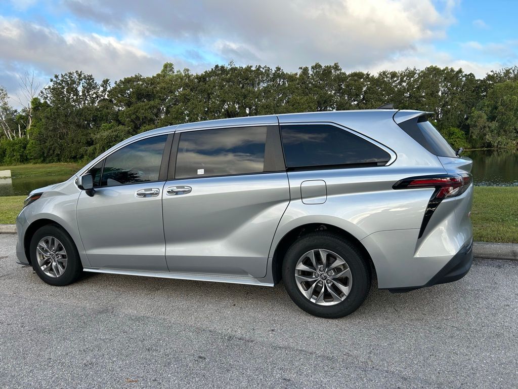 Thumbnail: 2023 Toyota Sienna - 3