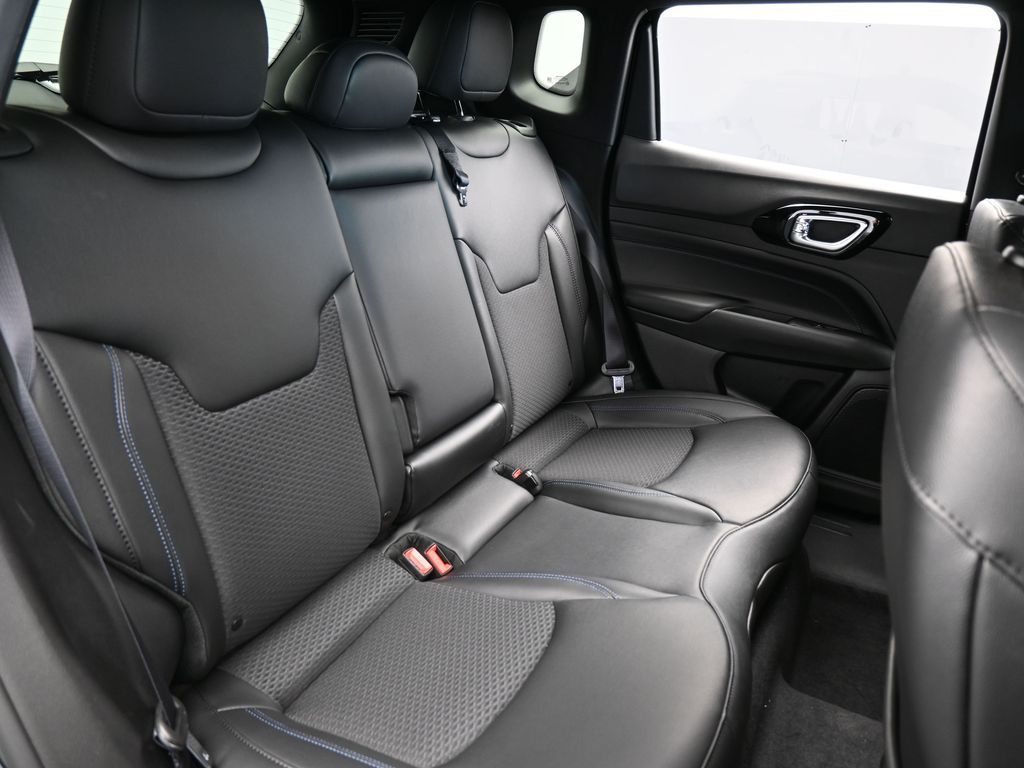 New 2026 Diamond Black Crystal Pearlcoat Jeep Latitude image 37