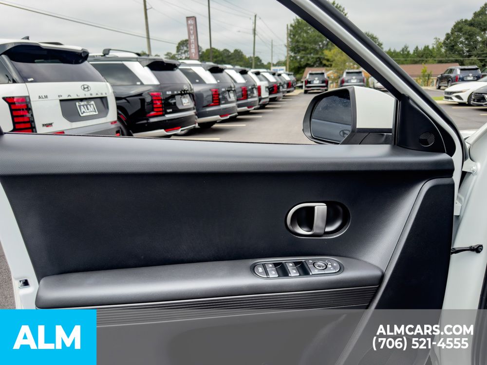 Used 2025 White Hyundai SEL image 9