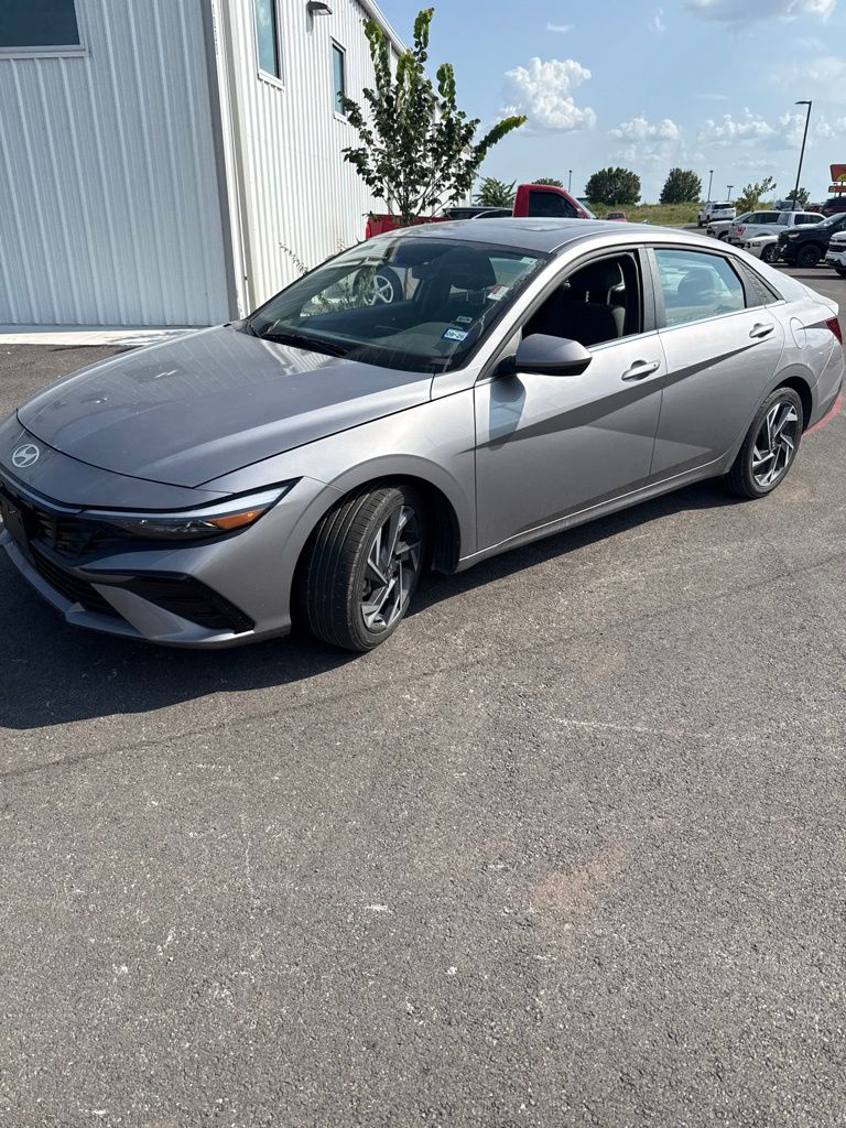 Fluid Metal 2025 Hyundai Elantra Sedan Front-Wheel Drive Continuously Variable Transmission