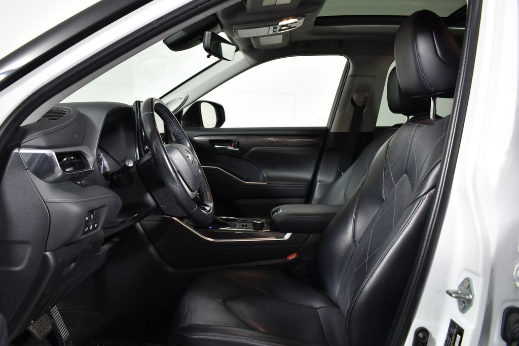 Thumbnail: 2022 Toyota Highlander - 3