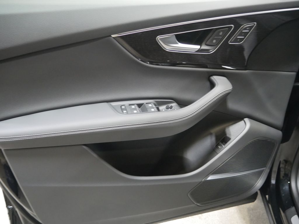 Thumbnail: 2026 Audi Q8 - 16