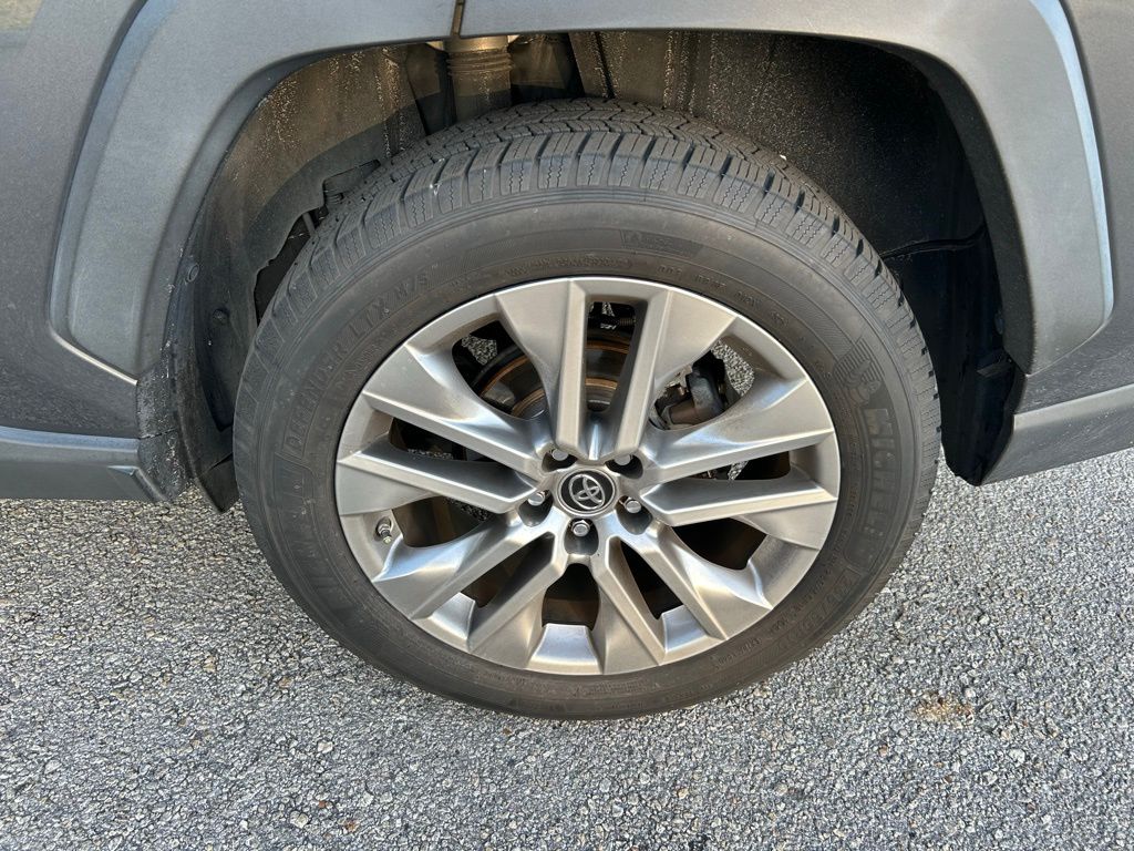 2019 Toyota RAV4 XLE Premium 8