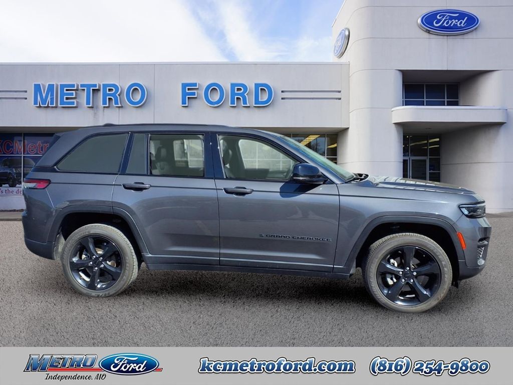 Used 2023 Jeep Grand Cherokee Altitude with VIN 1C4RJHAG0PC647537 for sale in Kansas City