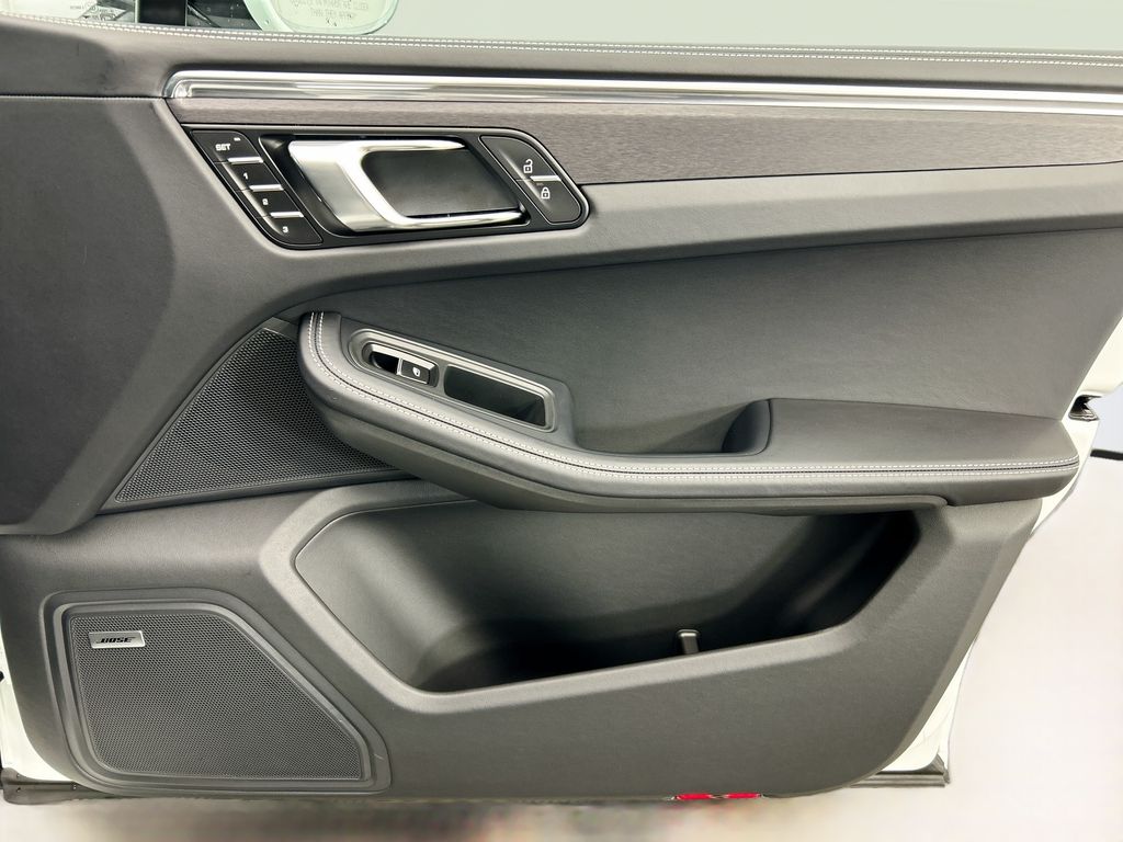 Thumbnail: 2026 Porsche Macan - 26