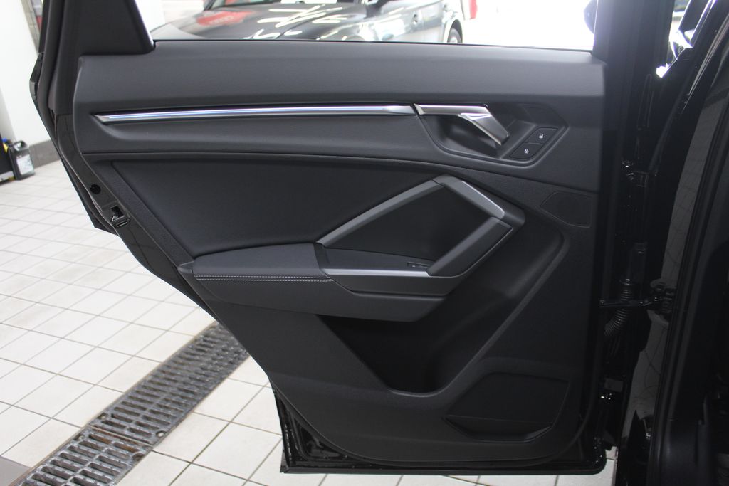 Thumbnail: 2023 Audi Q3 - 31