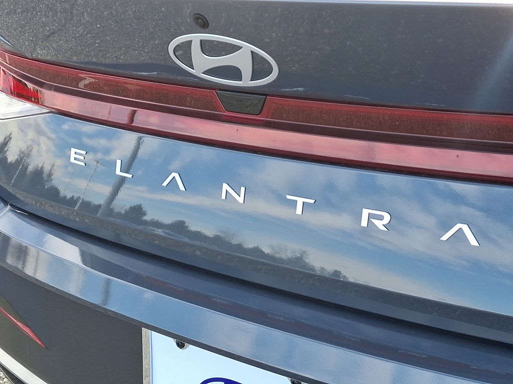 2025 Hyundai Elantra SE 11