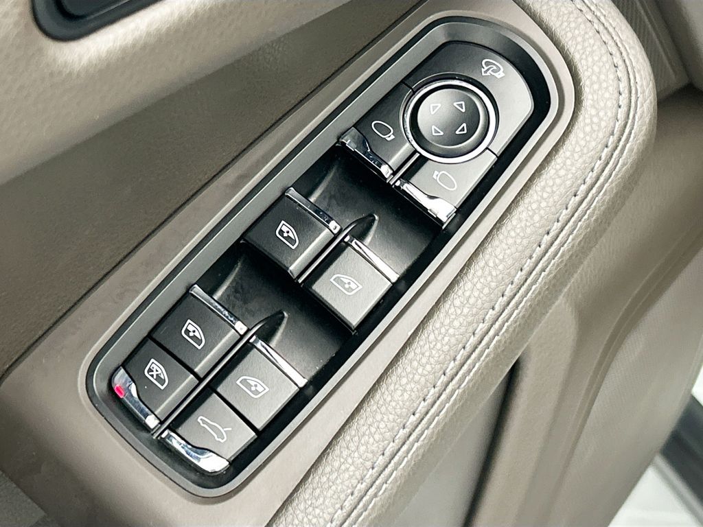 Thumbnail: 2023 Porsche Macan - 23