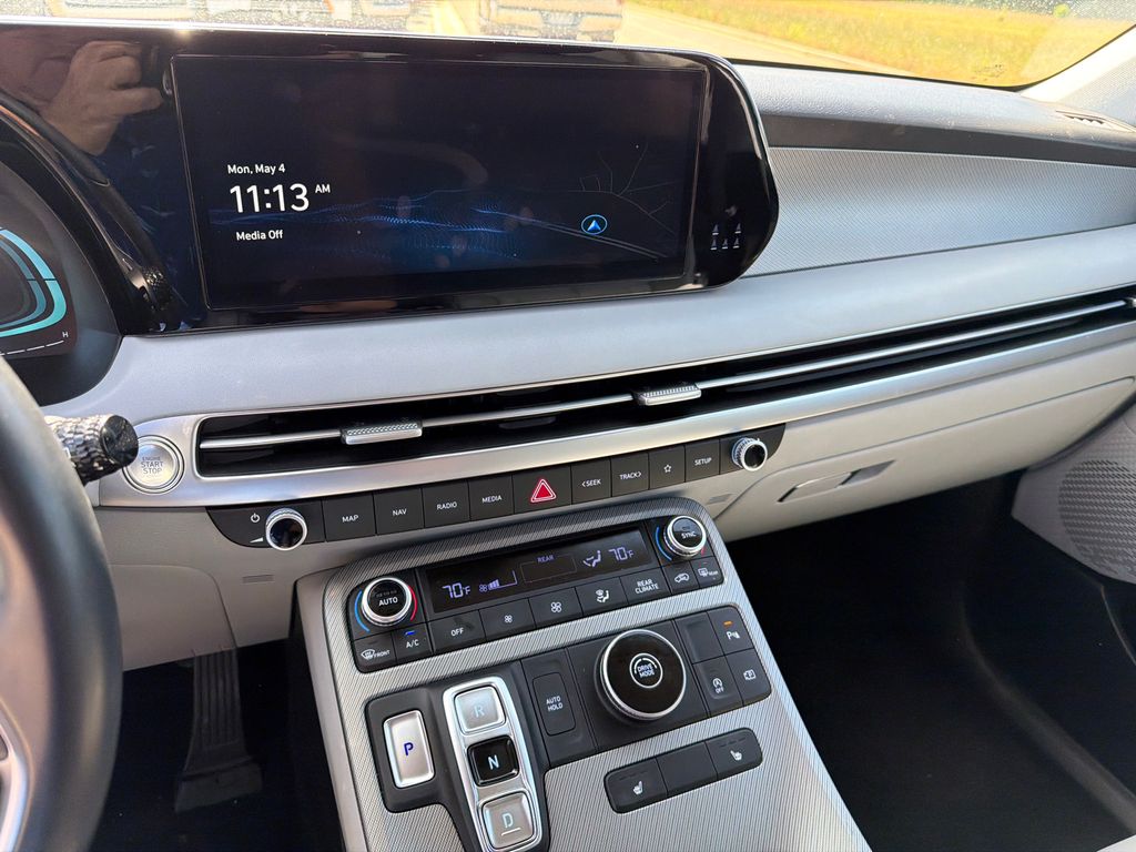 Used 2025 White Hyundai SEL image 28