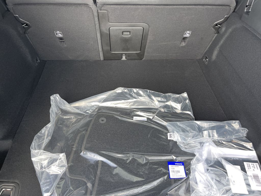2023 Volvo XC60 B5 Core photo
