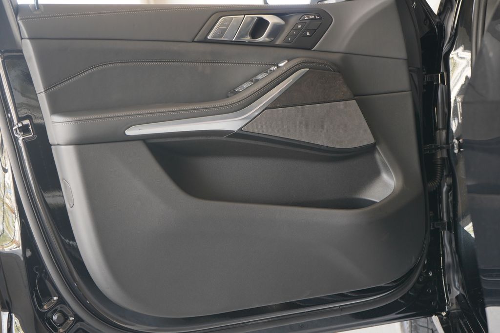 Thumbnail: 2026 BMW X7 - 10