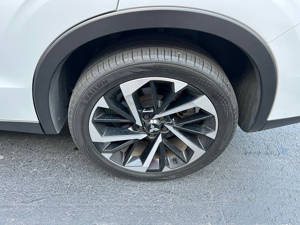 2023 Mitsubishi Outlander SE 9