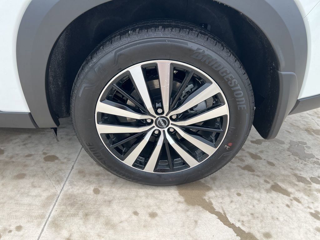2025 Everest White Pearl Tricoat Nissan Pathfinder Platinum 4X4 SUV