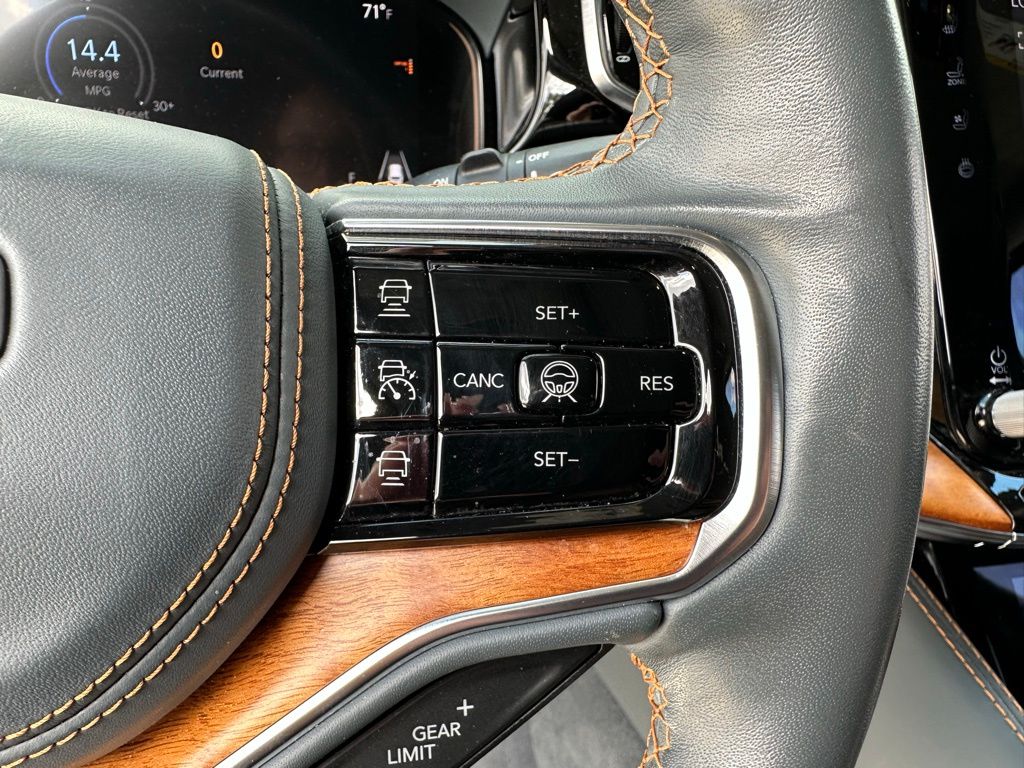 Thumbnail: 2022 Jeep Grand Wagoneer - 17