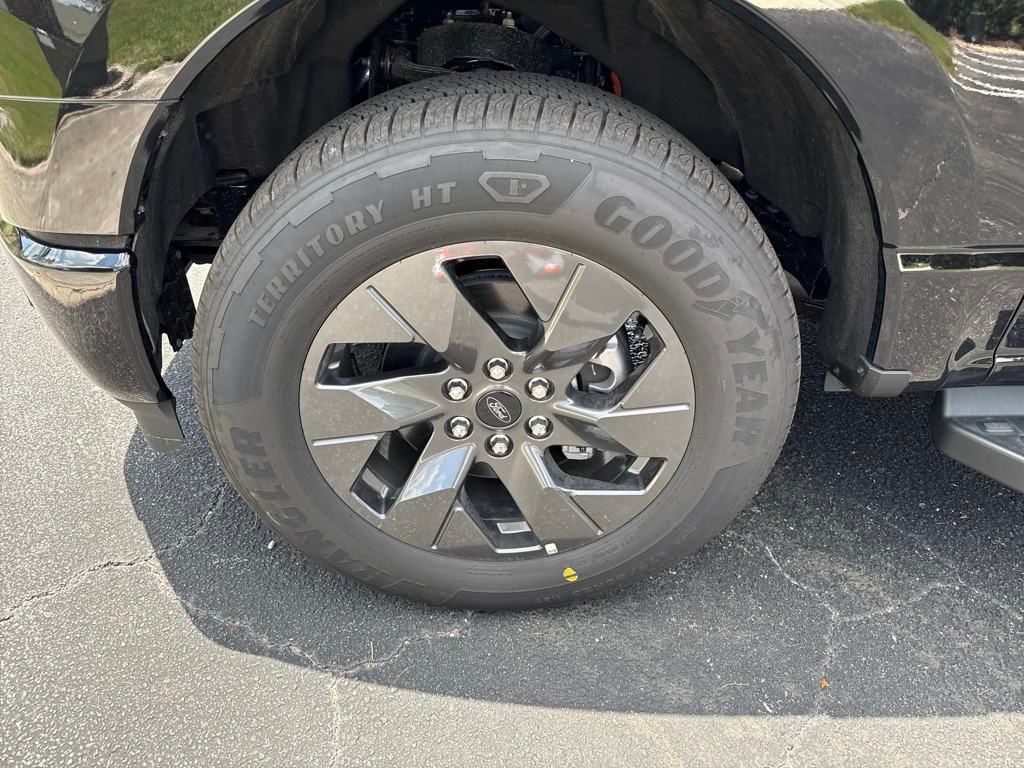 2025 Ford F-150 Lightning Lariat photo 8