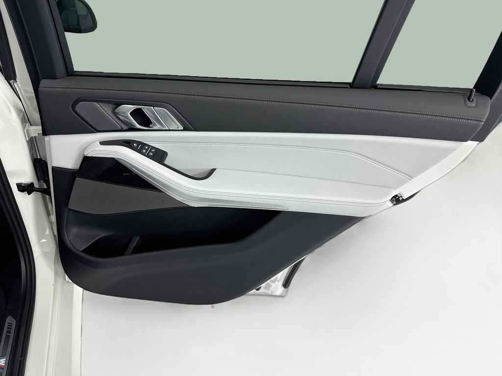 Thumbnail: 2027 BMW X7 - 27