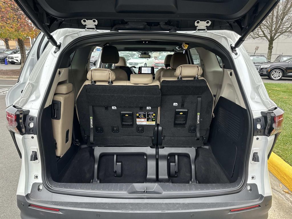 Thumbnail: 2024 Toyota Sienna - 28
