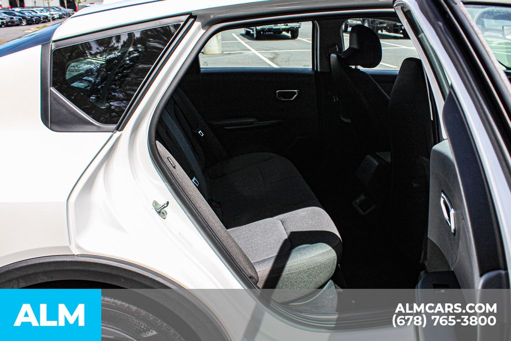 Used 2025 White Kia LXS image 19