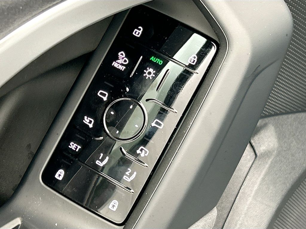 Thumbnail: 2025 Audi SQ5 - 22