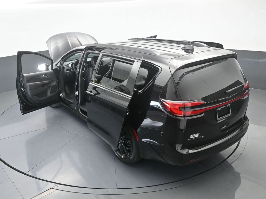 New 2026 Diamond Black Crystal Pearlcoat Chrysler Select image 69