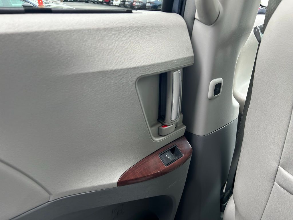 2014 Toyota Sienna XLE 20