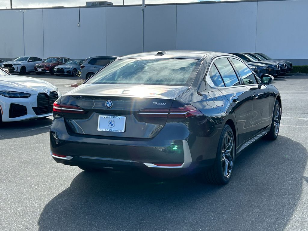 Thumbnail: 2026 BMW 5 Series - 5