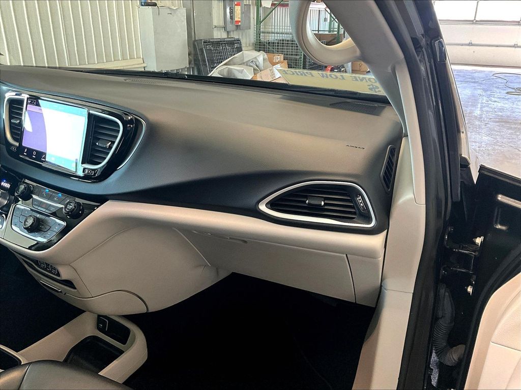 2023 Chrysler Pacifica — photo 13