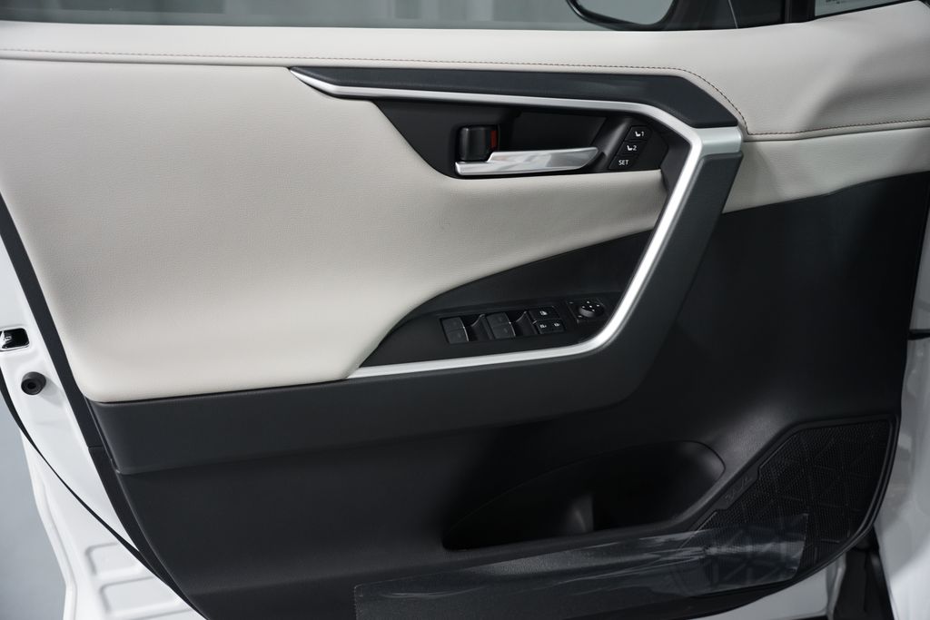 Thumbnail: 2025 Toyota RAV4 - 32