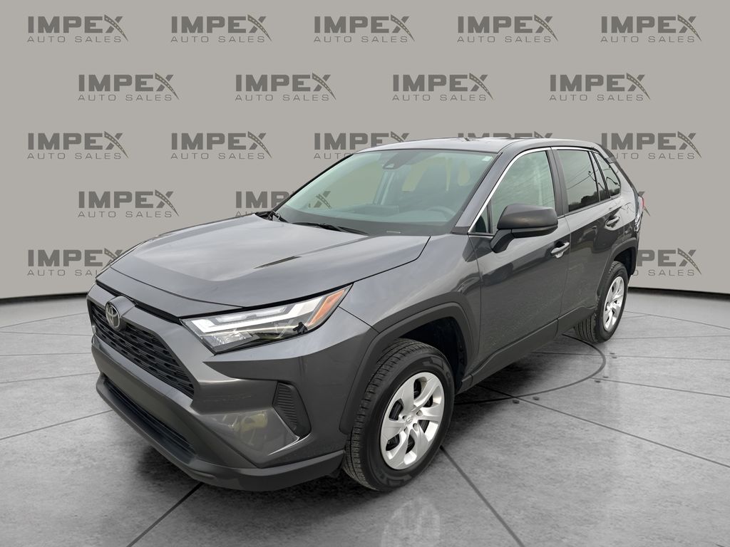 2025 Toyota RAV4 LE's photo