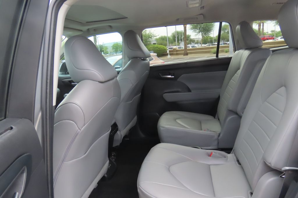 Thumbnail: 2023 Toyota Highlander - 20
