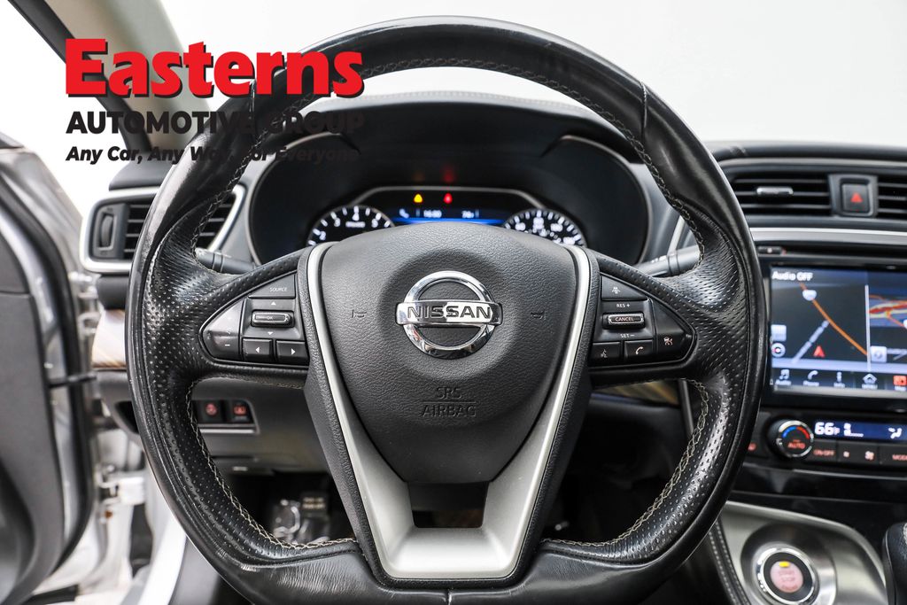 Used 2018 Silver Nissan Platinum image 10