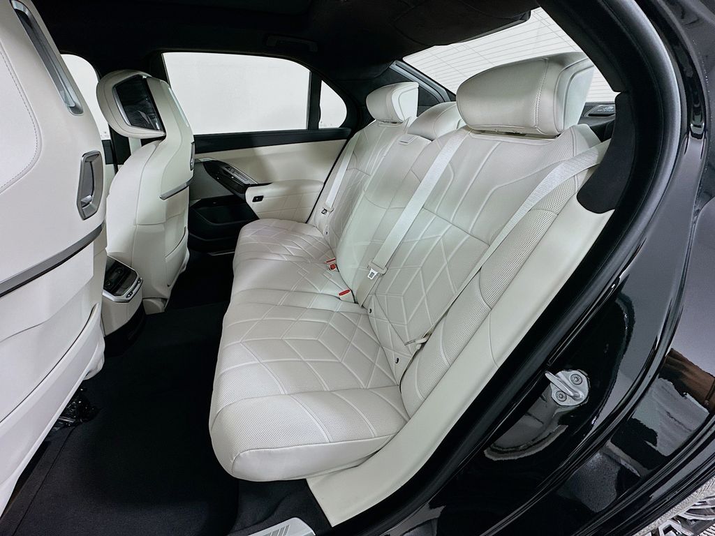 Thumbnail: 2026 BMW i7 - 17