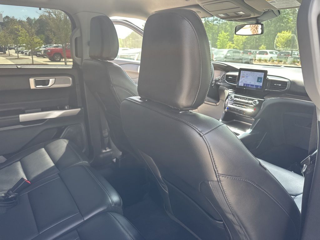 2023 Iconic Silver Metallic Ford Explorer Limited RWD SUV