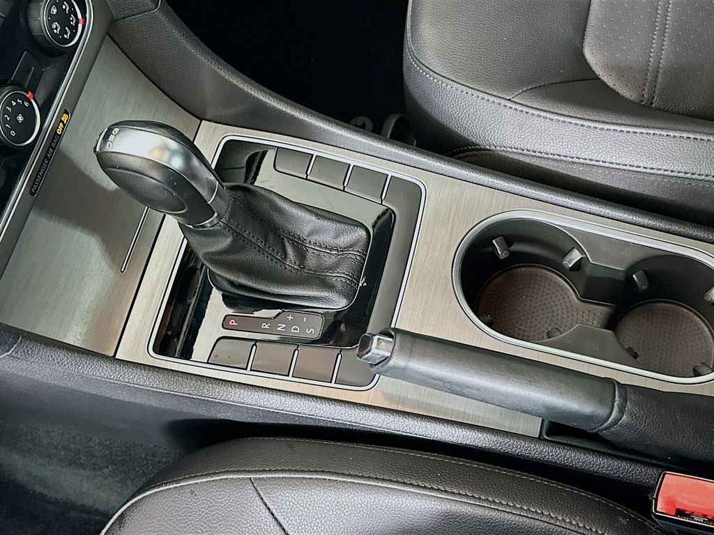 2014 Volkswagen Passat SE 16