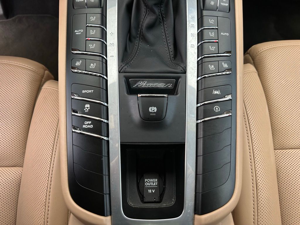 Thumbnail: 2021 Porsche Macan - 25