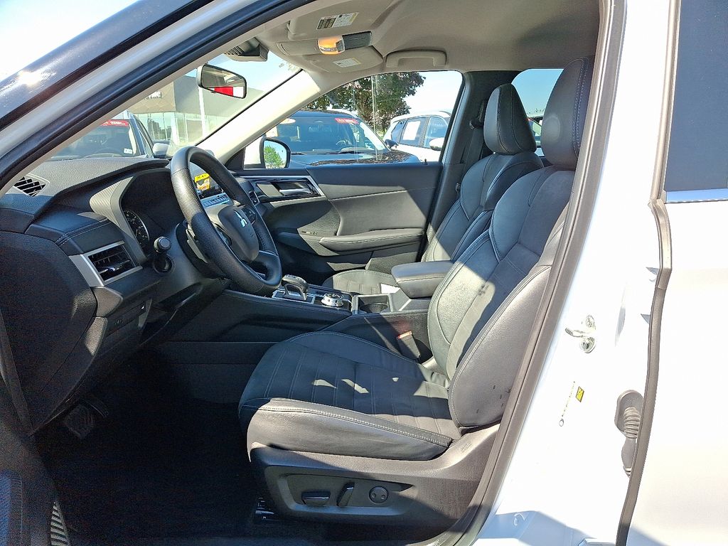 Thumbnail: 2023 Mitsubishi Outlander - 14