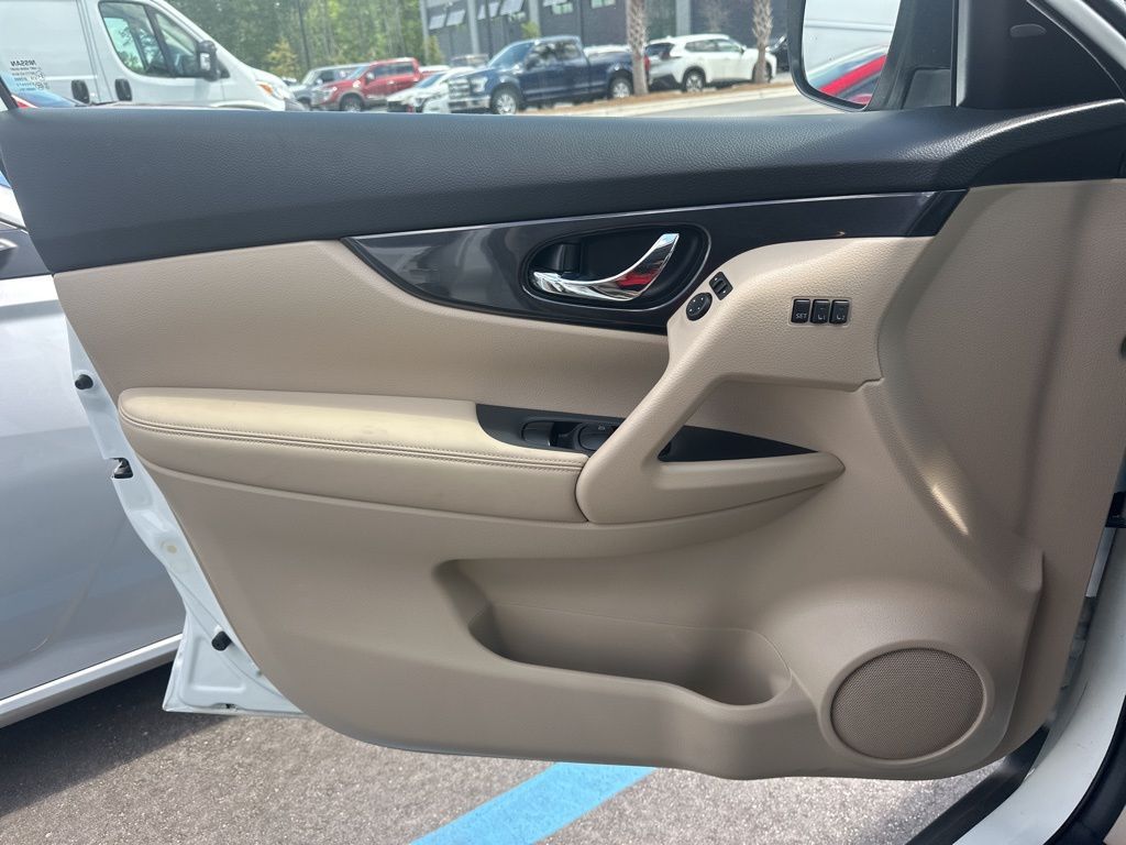 2018 Pearl White Nissan Rogue SV FWD SUV