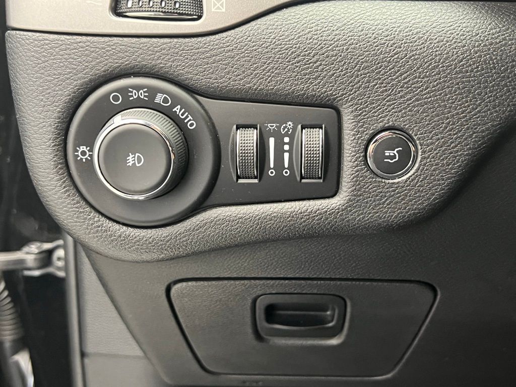 Thumbnail: 2021 Jeep Cherokee - 19