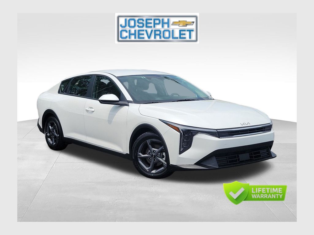 Snow White Pearl 2025 Kia K4 Sedan Front-Wheel Drive Continuously Variable Transmission