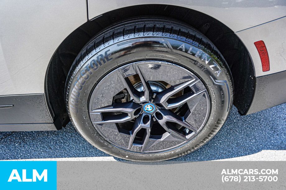 Used 2024 Gray BMW xDrive50 image 17