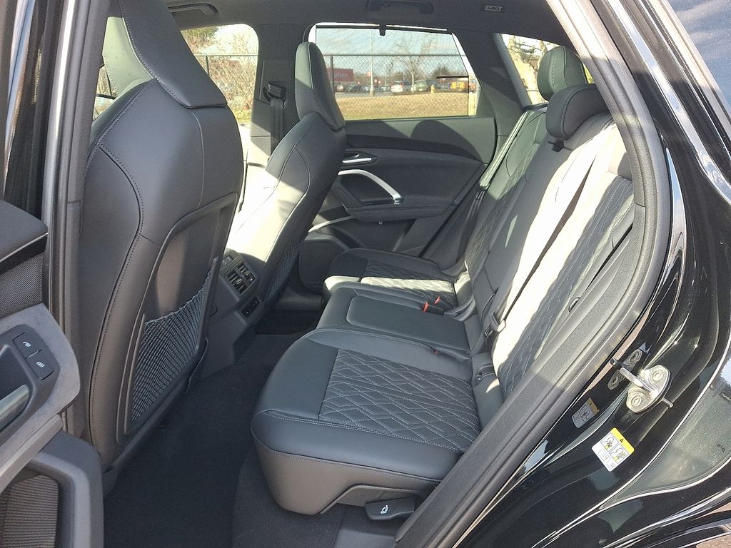 Thumbnail: 2025 Audi SQ5 - 10