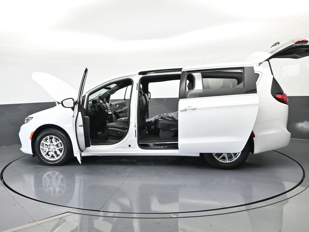 New 2026 Bright White Clearcoat Chrysler Select image 66