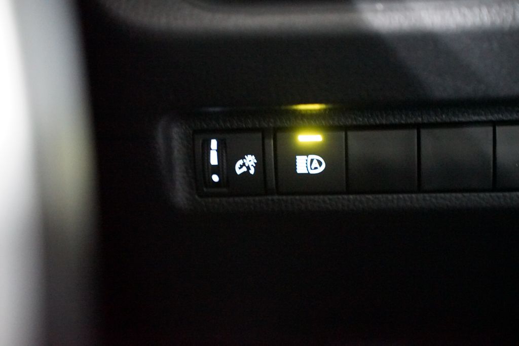 2025 Toyota RAV4 XLE 24