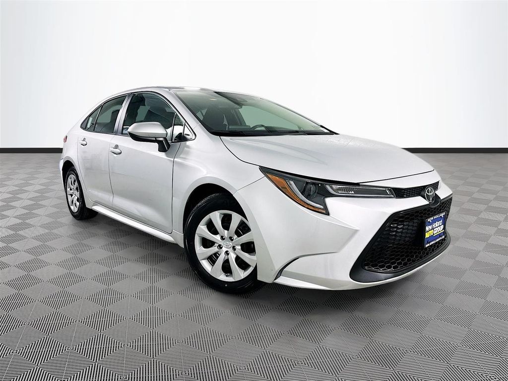 Classic Silver Metallic 2021 Toyota Corolla LE FWD Sedan Front-Wheel Drive Continuously Variable Transmission