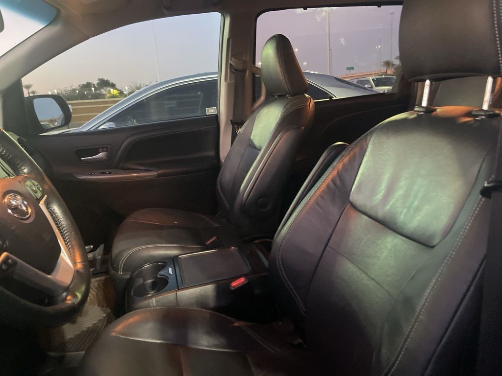 Thumbnail: 2015 Toyota Sienna - 4
