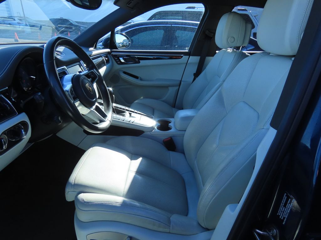 Thumbnail: 2016 Porsche Macan - 10