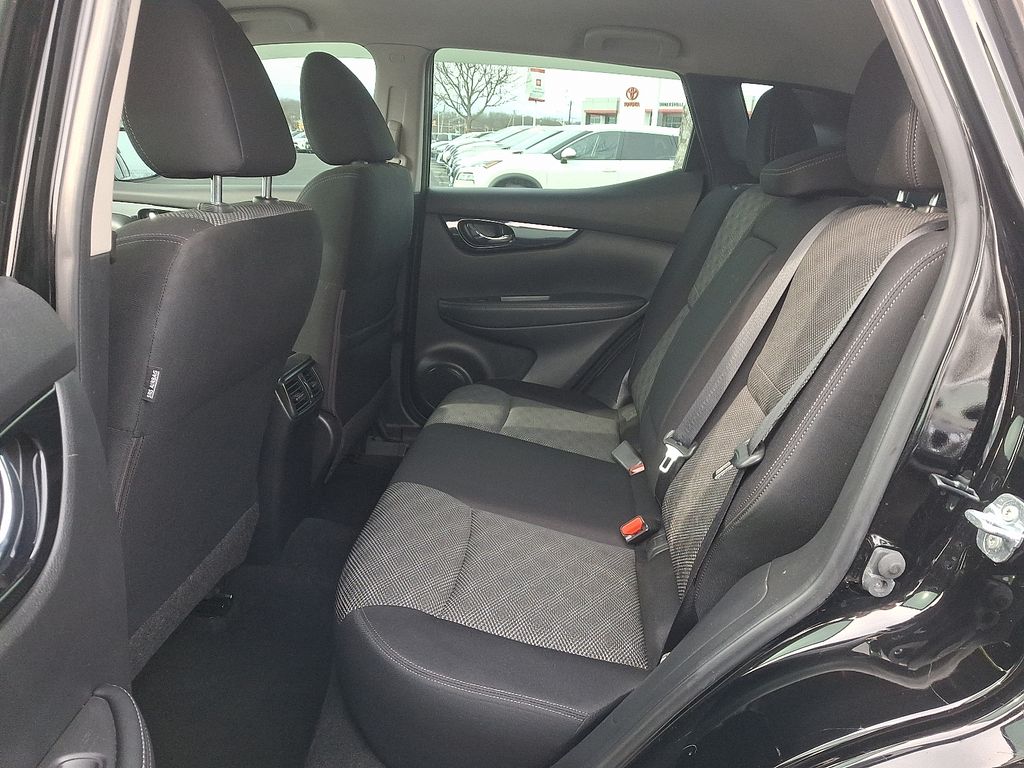 Thumbnail: 2018 Nissan Rogue Sport - 10