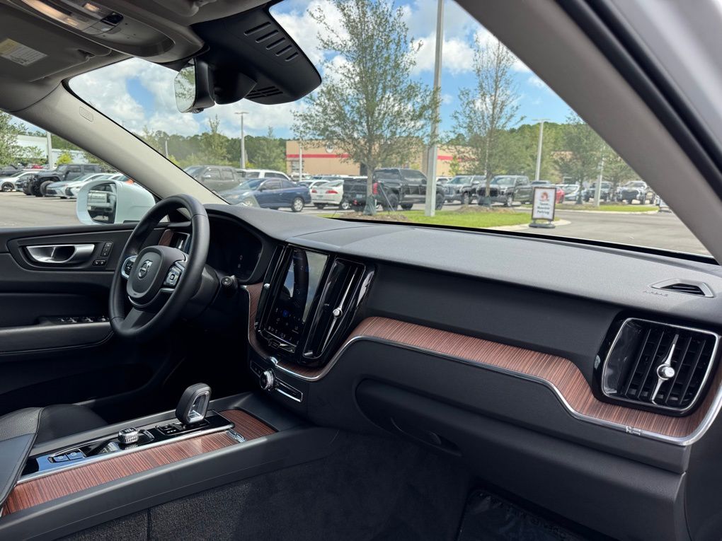 2023 Volvo XC60 B5 Plus photo 25