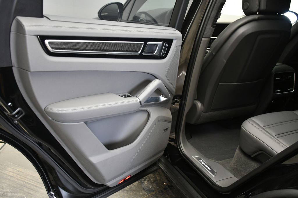 Thumbnail: 2023 Porsche Cayenne - 18